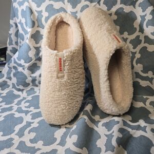 Basically new Bombas slippers Womens sz 9 white